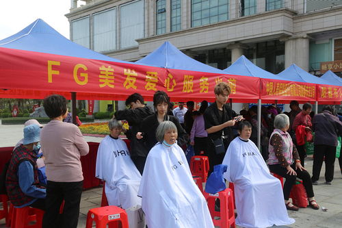 市卫生健康局 开展 敬老月 现场健康咨询服务活动